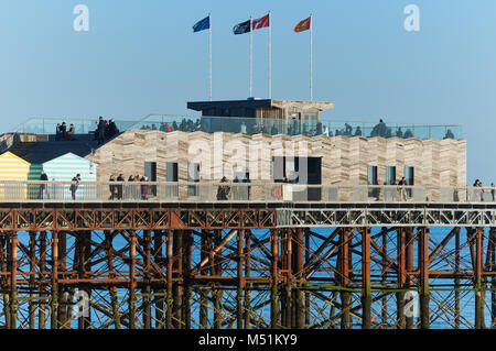 Le pont supérieur sur la jetée de Hastings, sur la côte du Sussex, Grande Bretagne Banque D'Images