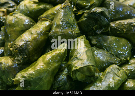 Les sarmale, roumaine et moldave nourriture typique servi dans un style traditionnel. Sarmale, dolma, Sarma, golubtsy ou golabki. Les feuilles de la vigne. Banque D'Images