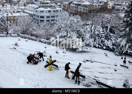 People skiing and enjoying the snow in Louise Michel square in Paris, Montmartre, France. Banque D'Images