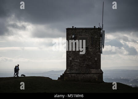 Bredon Hill, Worcestershire, Royaume-Uni. 17 février 2018. Marchettes pour braver le froid et venteux au sommet d'une colline en Worcestershir Bredon atmosphérique Banque D'Images