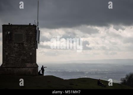 Bredon Hill, Worcestershire, Royaume-Uni. 17 février 2018. Marchettes pour braver le froid et venteux au sommet d'une colline en Worcestershir Bredon atmosphérique Banque D'Images