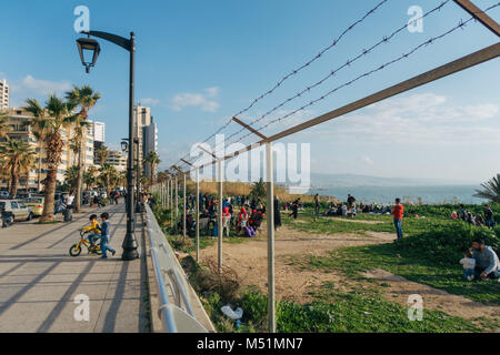 Les familles jouent sur l'herbe par la plage l'un après-midi ensoleillé dans un secteur qui était une fois clôturée à Beyrouth, Liban Banque D'Images