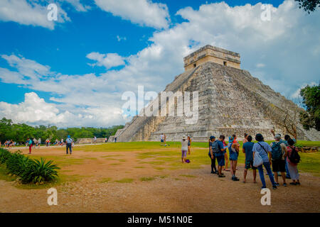 CHICHEN ITZA, MEXIQUE - 12 NOVEMBRE 2017 : des personnes non identifiées, à prendre des photos de Chichen Itza, l'un des plus visités sites archéologiques au Mexique. Environ 1,2 millions de touristes visitent chaque année les ruines Banque D'Images