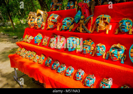 CHICHEN ITZA, MEXIQUE - 12 NOVEMBRE 2017 : vue extérieure de masques colorés, sur une tente rouge situé à l'extérieur à l'intérieur de Chichen Itza l'un des sites archéologiques les plus visités au Mexique. Environ 1,2 millions de touristes visitent chaque année les ruines Banque D'Images