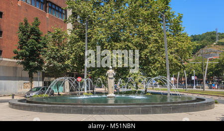 Bilbao, Espagne - 19 juillet 2016 : statue de Melpomene, dans la mythologie grecque la Muse du chant, sculpté par Enrique Barros, sous le soleil un jour d'été Banque D'Images