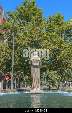 Bilbao, Espagne - 19 juillet 2016 : statue de Melpomene, dans la mythologie grecque la Muse du chant, sculpté par Enrique Barros, sous le soleil un jour d'été Banque D'Images