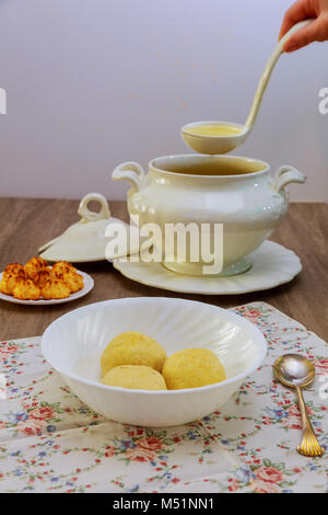 Mains d'une femme prépare des boules de la matsa juive ashkénaze, dumpling soupe faite à partir d'un mélange de farine de Matza, les oeufs, l'eau et de graisse de poulet servi sur Passo Banque D'Images