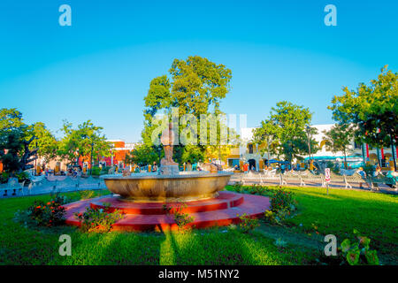 VALLADOLID, MEXIQUE - 12 NOVEMBRE 2017 : des personnes non identifiées, balade dans le parc de Valladolid du Yucatan au Mexique avec une belle fontaine au milieu du parc Banque D'Images