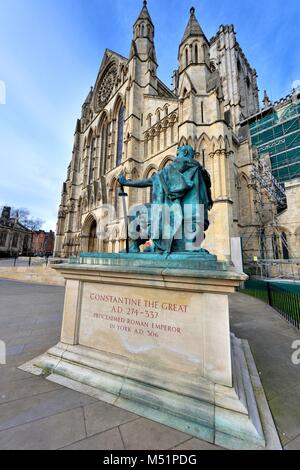 Statue de l'empereur Constantin la cathédrale de York Yorkshire Angleterre UK Banque D'Images