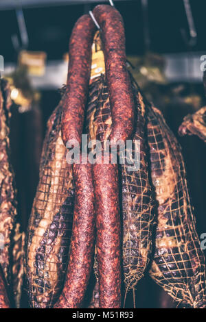 De délicieux morceaux de viande fumée et de saucisses exposés à la vente sur le marché. Focus sélectif et petite profondeur de champ Banque D'Images