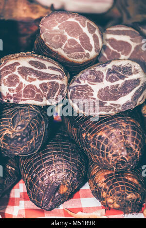 Très bon accueil fait des morceaux de viande séchée fumé exposés dans un marché, selective focus et petite profondeur de champ Banque D'Images