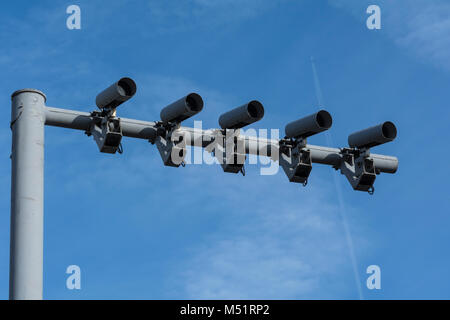 Un ensemble de caméras de surveillance ou la vitesse moyenne sur la Great West Road, Hounslow, Middlesex, Royaume-Uni Banque D'Images