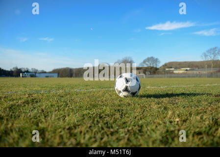 Terrains de sport scolaire et emplacements marqués pour les sports comme le football et rugby avec de l'herbe coupé nettement Banque D'Images