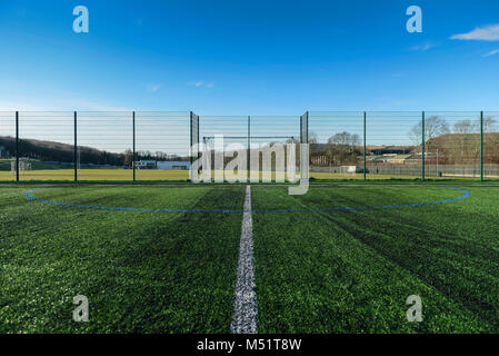 Terrains de sport scolaire et emplacements marqués pour les sports comme le football et rugby avec de l'herbe coupé nettement Banque D'Images