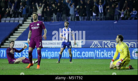 La volonté de Wigan Athletic Grigg (centre droit) réagit après avoir marqué son premier but de côtés du jeu pendant l'unis en FA Cup, 5ème tour à la DW Stadium, Wigan. Banque D'Images