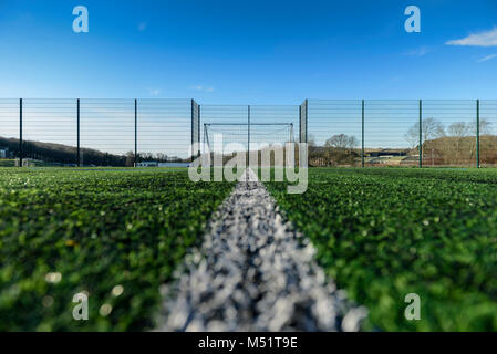 Terrains de sport scolaire et emplacements marqués pour les sports comme le football et rugby avec de l'herbe coupé nettement Banque D'Images