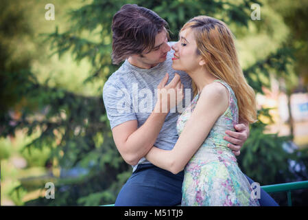 Jeune couple dans l'amour dans le parc Banque D'Images
