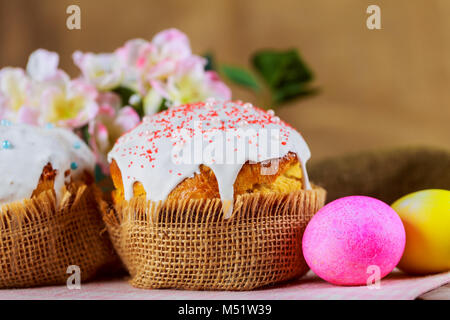 Du pain et des œufs de pâques avec Apple Blossom - gâteau de Pâques chrétienne orthodoxe traditionnelle Kulich Banque D'Images