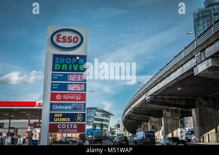 Station-service à proximité de l'A4/M4 Chiswick Flyover dans l'ouest de Londres, Royaume-Uni Banque D'Images