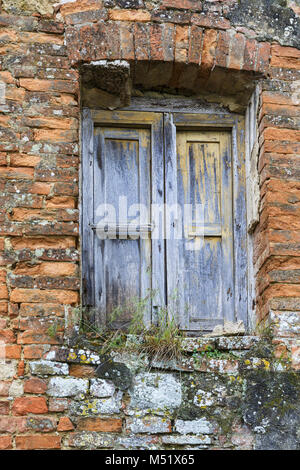 Old weathered fenêtres sur un mur de briques Banque D'Images