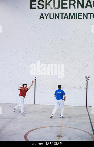 Deux joueurs de pelote basque en cour de formation, Pampelune, Navarre, Espagne Banque D'Images