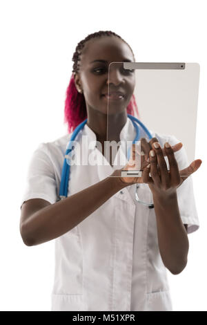 Smiling african médecin à l'aide d'un ordinateur tablette sur fond blanc Banque D'Images