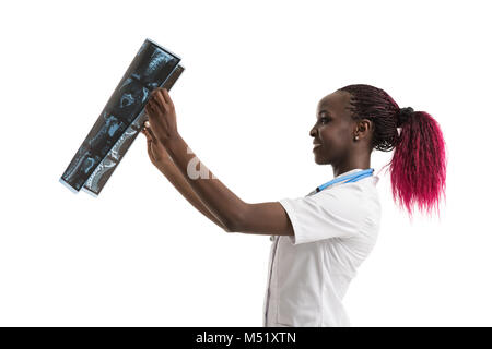 Closeup portrait de femme africaine intellectuelle healthcare médecin avec blanc, à la cou à labcoat x-ray image radiographie, tomodensitométrie, IRM, isolé Banque D'Images