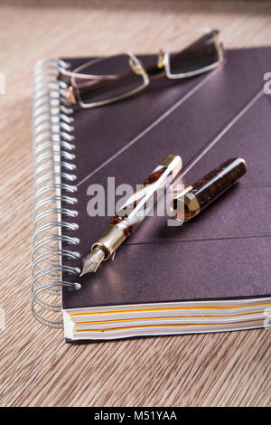 Les stylos et agendas avec couverture en cuir Banque D'Images