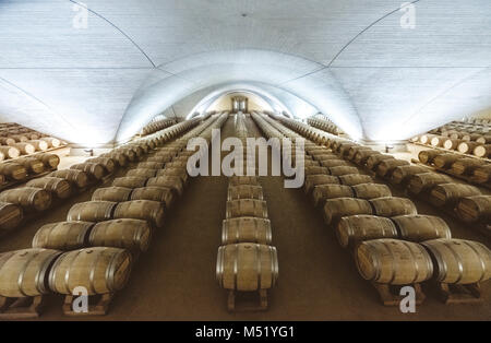 Des tonneaux de vin en bois alignés dans une cave à vin, Pampelune, Navarre, Espagne Banque D'Images