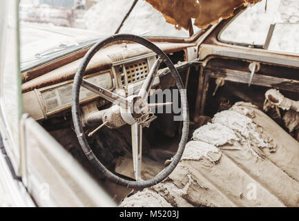 Old vintage Gros plan voiture camion rouillé abandonné dans le désert Banque D'Images