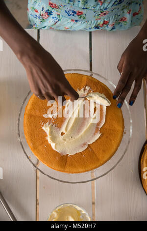 Femme méconnaissable cuisiner à la maison. Concept de dessert. Mode de vie sain. La cuisson à la maison. Préparer la nourriture. Vue d'en haut Banque D'Images