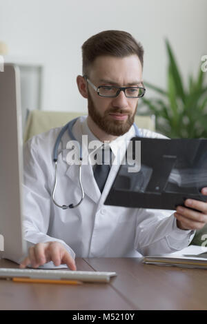 Médecin examinant un coude x-ray. La médecine et les soins de santé Banque D'Images