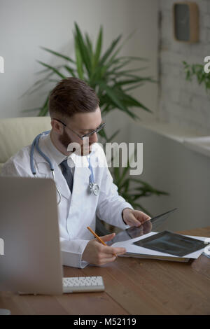 La médecin de la poitrine et les poumons xray in medical office Banque D'Images