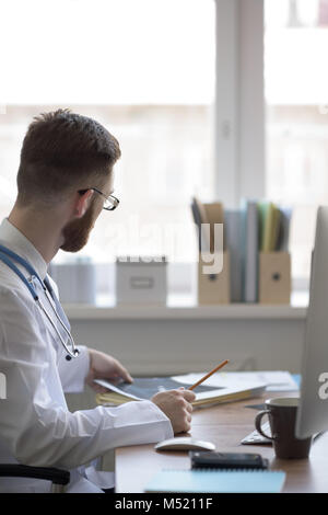 Médecin examinant un coude x-ray. La médecine et les soins de santé Banque D'Images