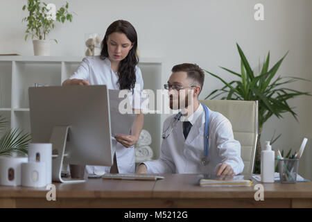 Deux médecins de discuter des résultats d'essai Banque D'Images