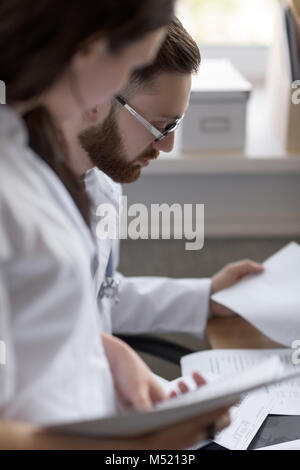 Deux médecins de discuter des résultats d'essai Banque D'Images