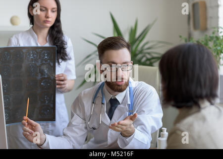 Médecin à l'office. Rx et irm Doctor talking to patient Banque D'Images