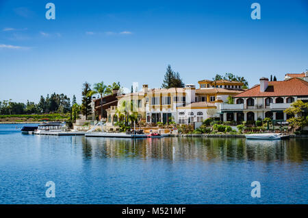 Lake Mission Viejo est un réservoir créé pour les loisirs à Mission Viejo, Orange County, en Californie. Le réservoir est formé par un barrage en terre acro Banque D'Images