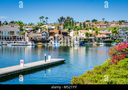 Lake Mission Viejo est un réservoir créé pour les loisirs à Mission Viejo, Orange County, en Californie. Le réservoir est formé par un barrage en terre acro Banque D'Images