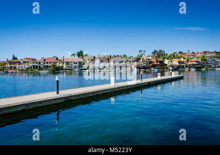 Lake Mission Viejo est un réservoir créé pour les loisirs à Mission Viejo, Orange County, en Californie. Le réservoir est formé par un barrage en terre acro Banque D'Images