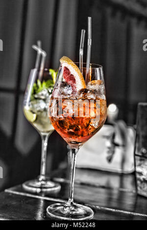Divers cocktails sur la barre dans le café, restaurant Banque D'Images