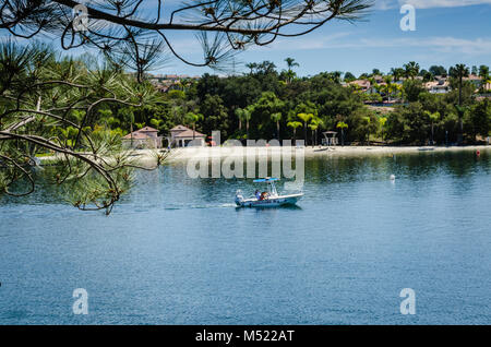 Lake Mission Viejo est un réservoir créé pour les loisirs à Mission Viejo, Orange County, en Californie. Le réservoir est formé par un barrage en terre acro Banque D'Images