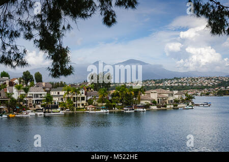 Lake Mission Viejo est un réservoir créé pour les loisirs à Mission Viejo, Orange County, en Californie. Le réservoir est formé par un barrage en terre acro Banque D'Images