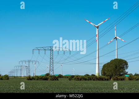 Windwheels et de lignes de transport d'électricité dans les régions rurales de l'Allemagne vu Banque D'Images