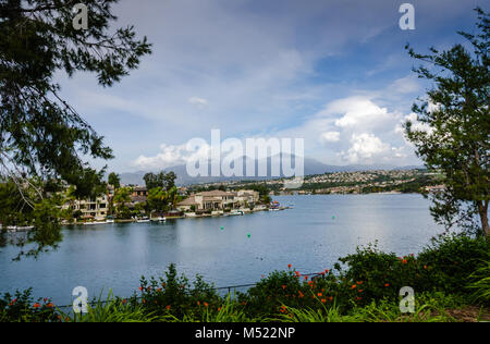 Lake Mission Viejo est un réservoir créé pour les loisirs à Mission Viejo, Orange County, en Californie. Le réservoir est formé par un barrage en terre acro Banque D'Images