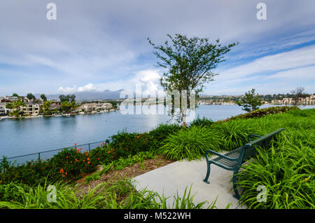 Lake Mission Viejo est un réservoir créé pour les loisirs à Mission Viejo, Orange County, en Californie. Le réservoir est formé par un barrage en terre acro Banque D'Images