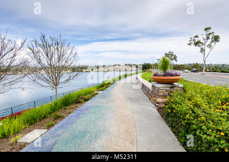 Lake Mission Viejo est un réservoir créé pour les loisirs à Mission Viejo, Orange County, en Californie. Le réservoir est formé par un barrage en terre acro Banque D'Images