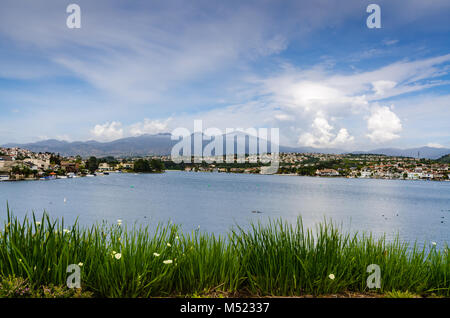 Lake Mission Viejo est un réservoir créé pour les loisirs à Mission Viejo, Orange County, en Californie. Le réservoir est formé par un barrage en terre acro Banque D'Images