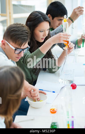 Les élèves du secondaire. Groupe d'étudiants qui travaillent ensemble à la classe de laboratoire. Banque D'Images