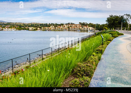 Lake Mission Viejo est un réservoir créé pour les loisirs à Mission Viejo, Orange County, en Californie. Le réservoir est formé par un barrage en terre acro Banque D'Images